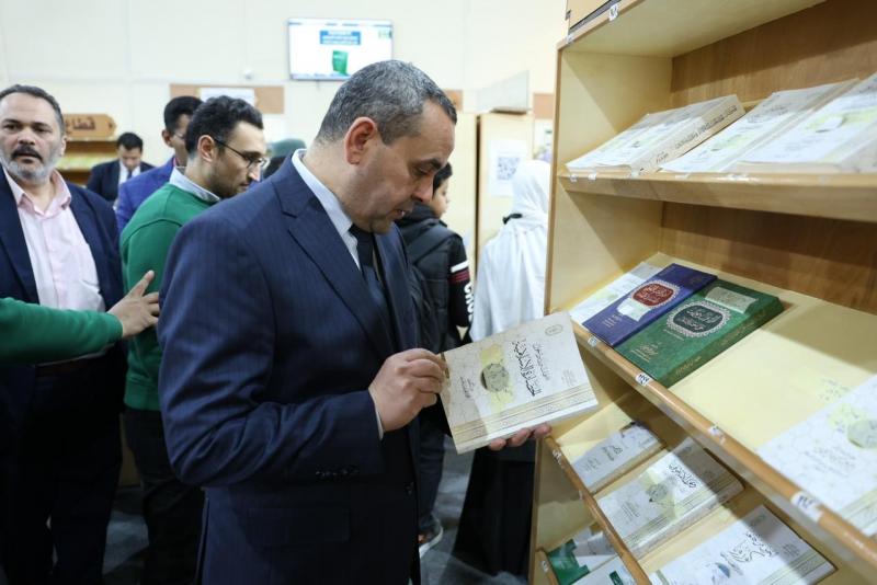 رئيس قطاع مكتب الإمام الأكبر يتفقد جناح الأزهر ويثني على جهود القائمين عليه