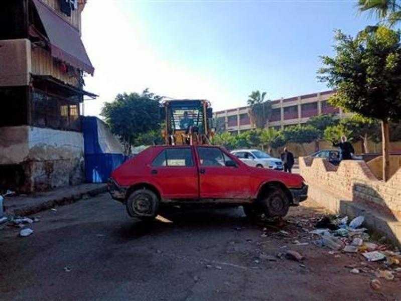 رفع 42 سيارة ودراجة نارية متروكة ومتهالكة من الشوارع