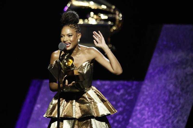 حفل توزيع الجرامي.. أليسون راسل تحصل على جائزة أفضل أداء لأغنيتها Eve Was Black