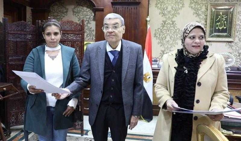 محافظ المنيا يسلم 59 مشروعا تنمويا لدعم السيدات والشباب بقرية أبيوها.. صور