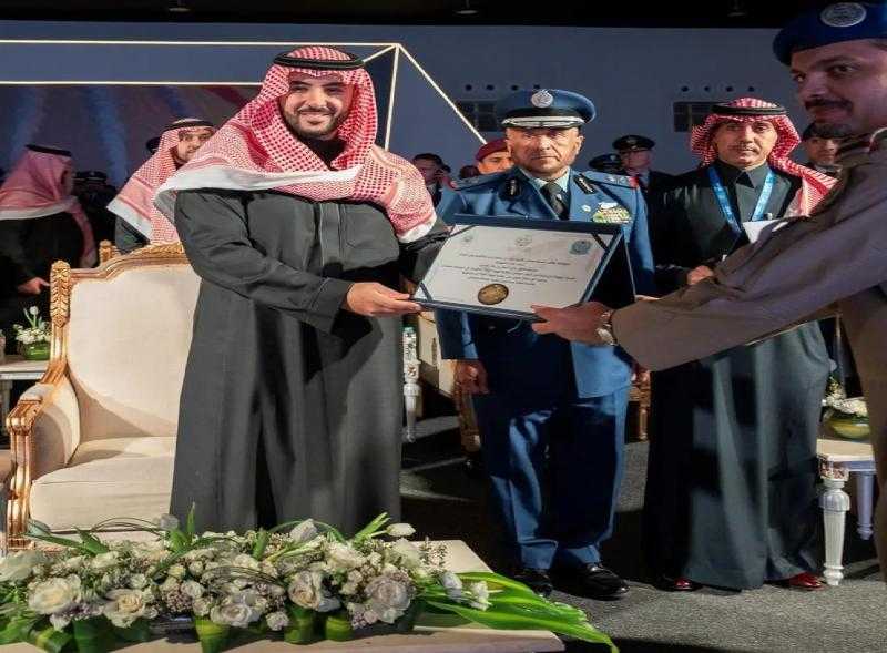 وزير الدفاع السعودي يرعى حفل تدشين آخر طائرة «هوك تي ١٦٥» تم تصنيعها في المملكة