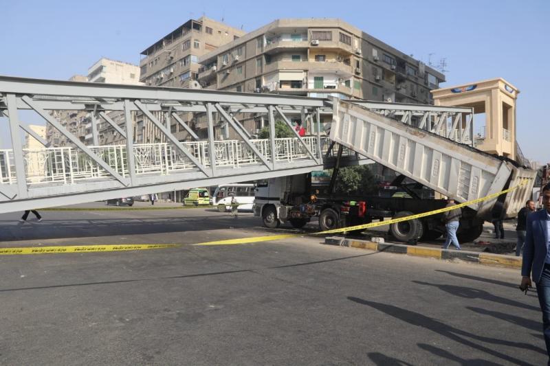 اصطدام سيارة نقل بكوبري مشاة يتسبب في ازدحام مروري بالعجوزة