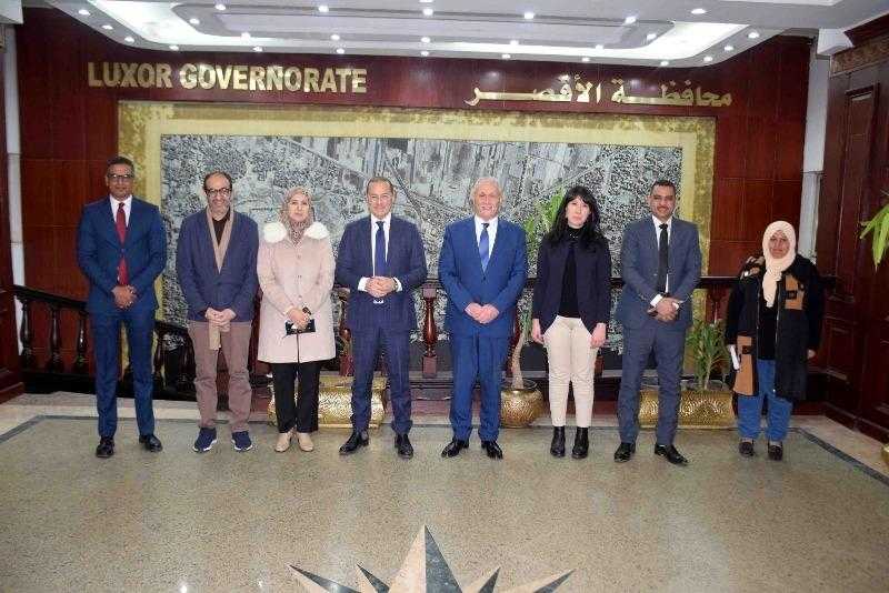 محافظ الأقصر يستعرض آخر المستجدات الخاصة بمشروع برنامج النمو الأخضر | صور