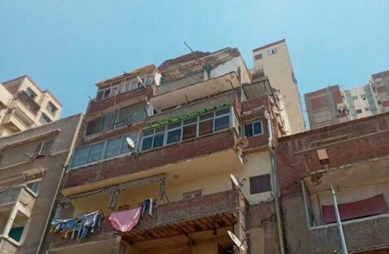 بسبب الأمطار.. انهيار شرفة عقار بـ”جمرك الإسكندرية”