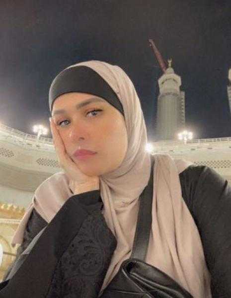 ياسمين عبد العزيز تؤدي مناسك العمرة