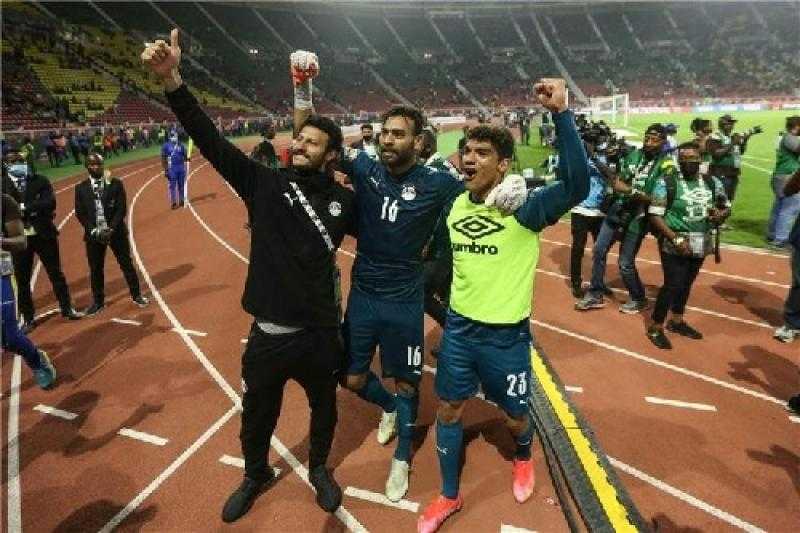 مدرب المنتخب الوطني السابق يكشف حقيقة خلاف أبوجبل مع كهربا والشناوي