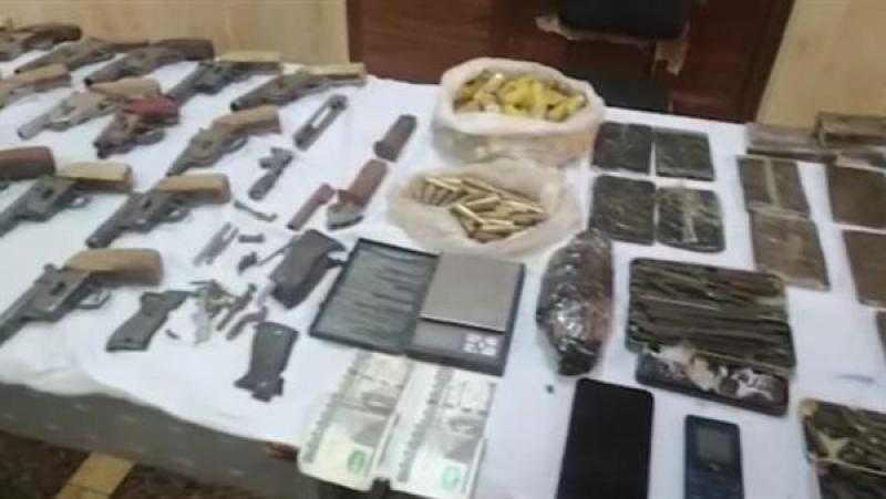 ضبط 10 قضايا ضمت 12 عنصرا إجراميا للاتجار بالمخدرات والأسلحة بالإسكندرية