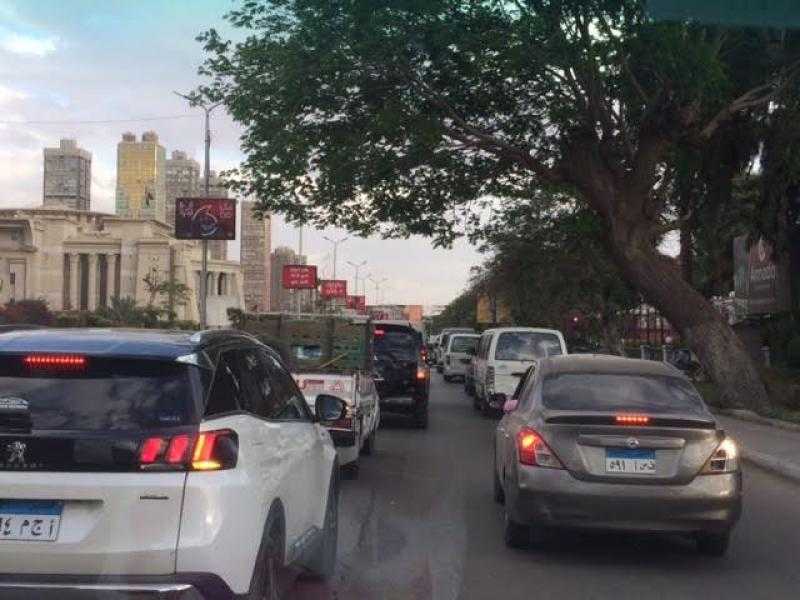 حركة المرور مع عودة الدراسة.. كثافات مرورية بالطرق والميادين الرئيسية بالقاهرة