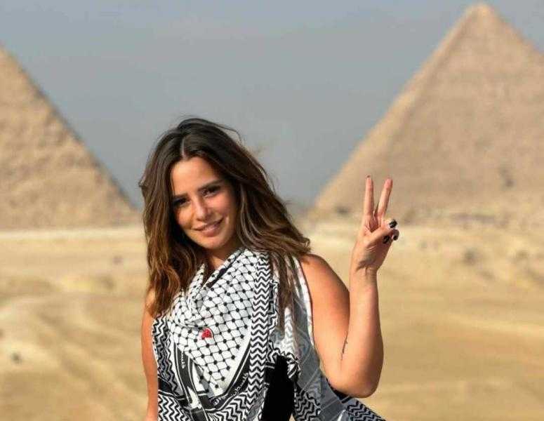 إيمان العاصي تدعم القضية الفلسطينية من أمام الأهرامات