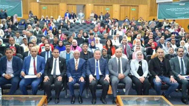 رئيس جامعة الإسكندرية يكرم متطوعى حياة كريمة بالمحافظة