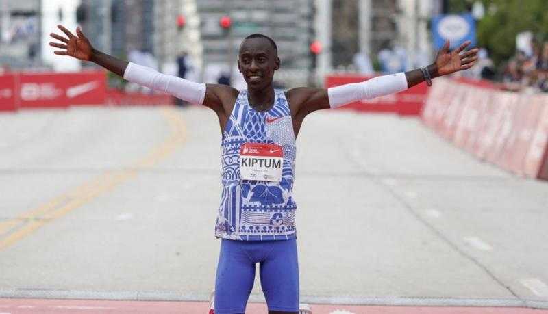 وفاة العداء الكيني كيبتوم حامل الرقم القياسي العالمي للماراثون في حادث سيارة