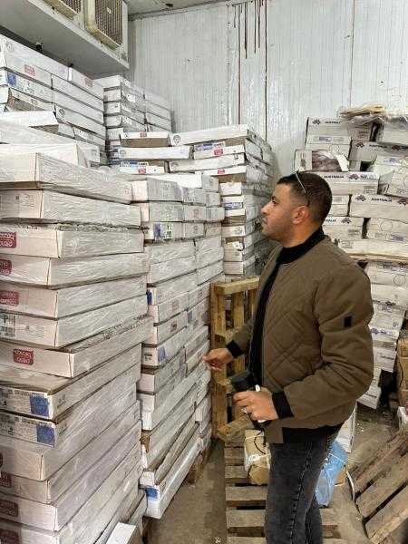 ضبط 14 طن دواجن وكبدة منتهية الصلاحية داخل ثلاجة بدون ترخيص في القليوبية