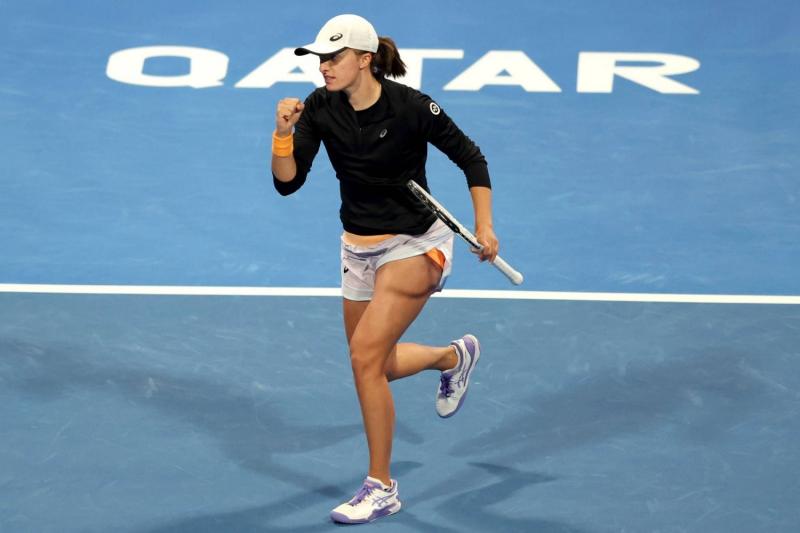 شفيونتيك تتقدم في بطولة قطر للتنس رفقة أوساكا