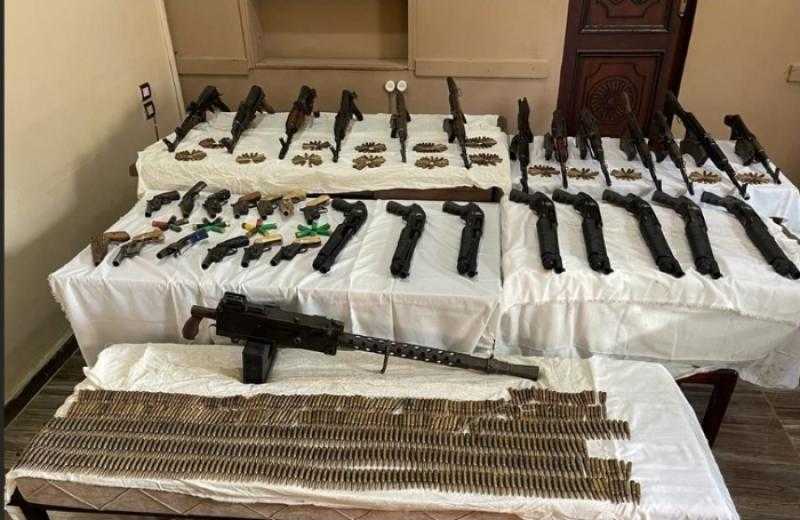 بحوزة 119 متهمًا.. رجال الداخلية يضبطون 136 قطعة سلاح متنوعة