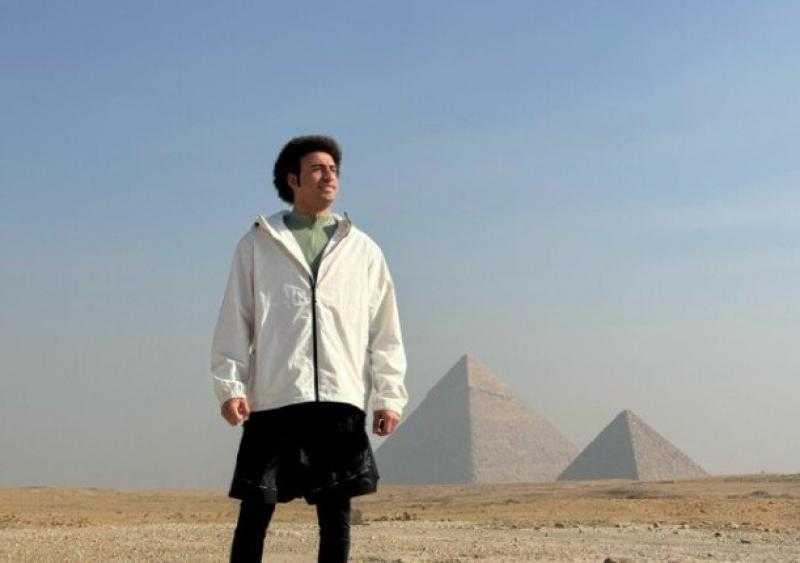 علي ربيع يروج لفيلمه الجديد «ع الماشي»