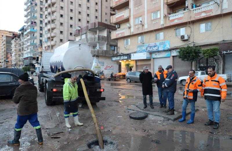 طوارئ في الإسكندرية للتعامل مع تداعيات الطقس المضطرب وتجمعات مياه الأمطار| صور
