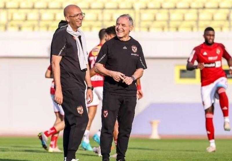 محاضرة فنية للاعبي الأهلي قبل مواجهة شباب بلوزداد بالجزائر