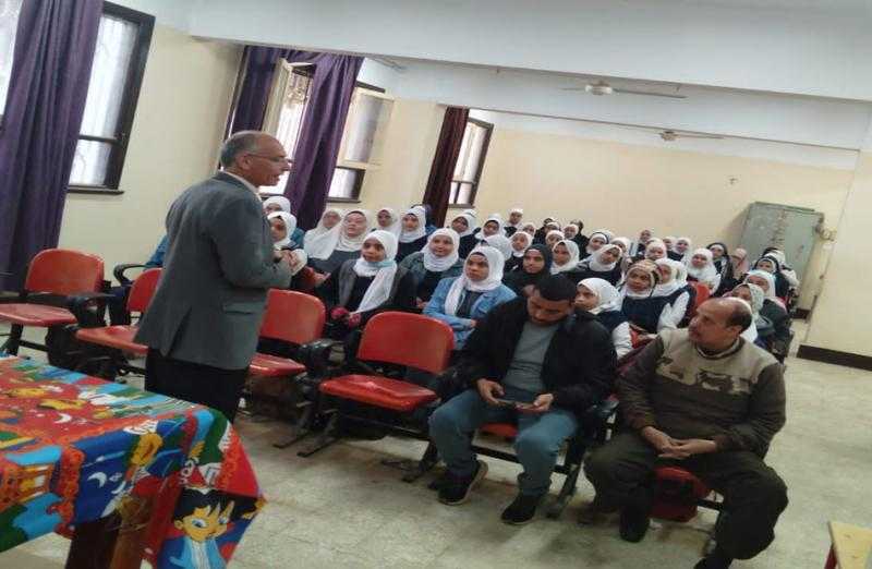 تنظيم ندوات توعوية لطلاب وطالبات مدارس أسيوط عن الصحة الإنجابية |صور