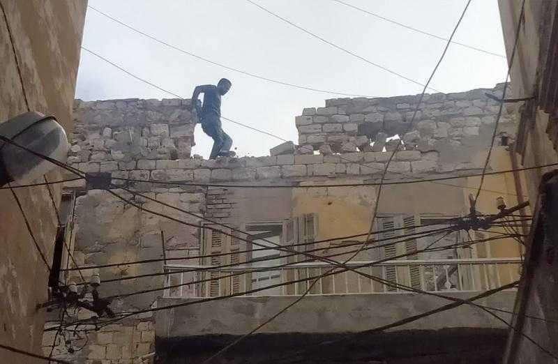 إزالة أجزاء مُعلقة من عقار في حي الجمرك بالإسكندرية| صور