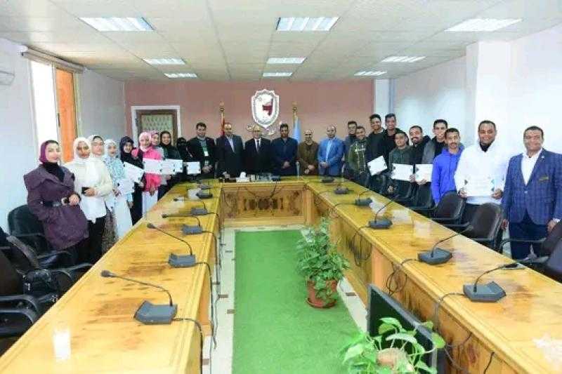 رئيس جامعة سوهاج يكرم 20 طالبا من متطوعي حياة كريمة من طلاب من أجل مصر