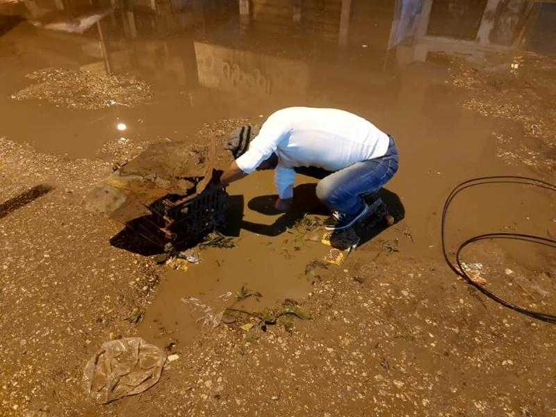 استمرار رفع مياه الأمطار ليلا بمدن ومراكز كفر الشيخ.. صور