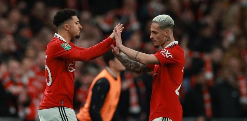 تقرير: مانشستر يونايتد يعرض 4 لاعبين للتعاقد مع دي يونج