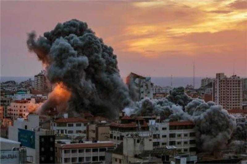 استشهاد وإصابة عشرات الفلسطينيين إثر استهداف طائرات الاحتلال للمنازل في دير البلح والزوايدة وسط غزة