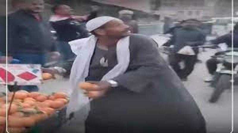 الإفتاء تعلق على ما فعله بائع البرتقال مع شاحنات المساعدات المتجهة لغزة