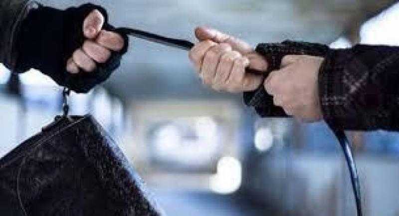 بأسلوب «الخطف».. حبس سارق حقيبة أموال من يد تاجر خردة بالظاهر