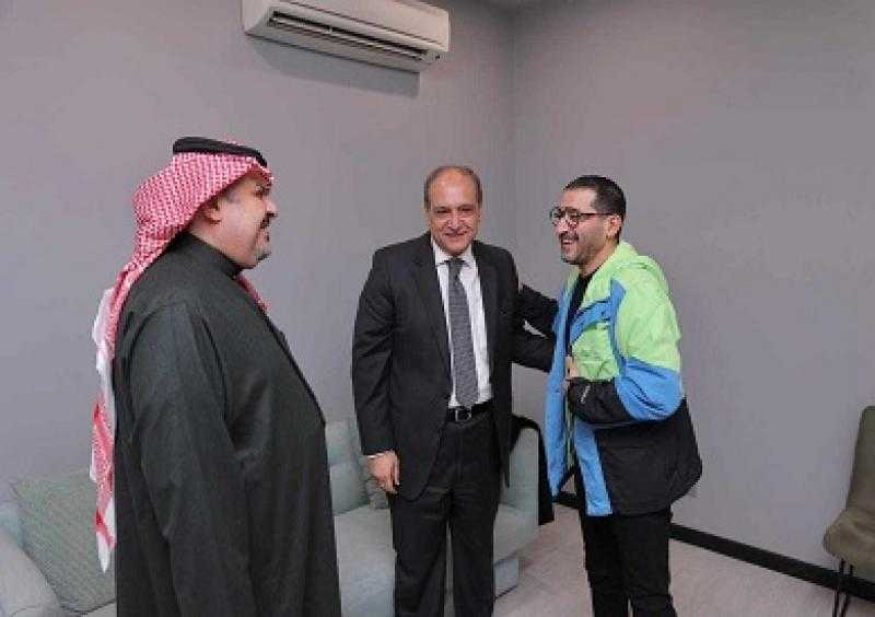 أحمد حلمي يشكر السفير المصري بالسعودية بعد حضوره مسرحية تييت