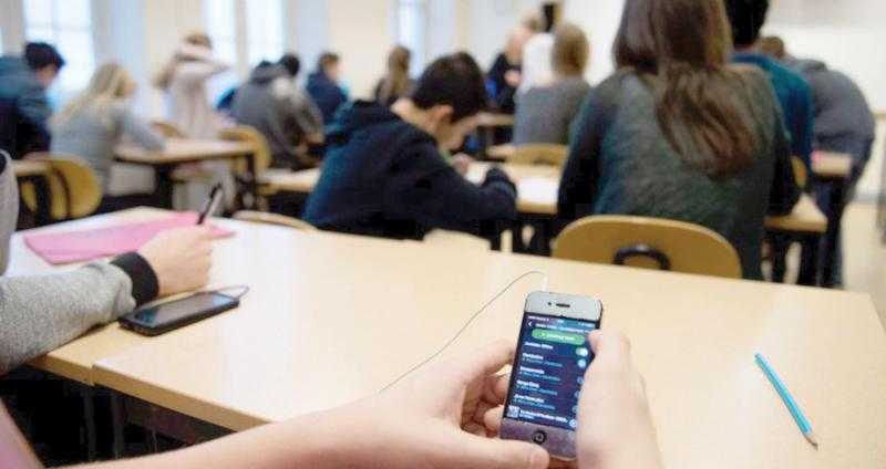التعليم: حظر استخدام الهواتف المحمولة أثناء الدراسة بجميع المدارس