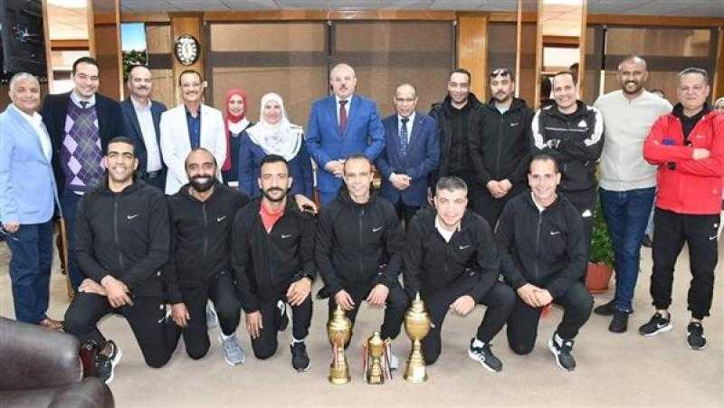 رئيس جامعة قناة السويس يكرم منتخب كرة القدم حاصد ألقاب وجوائز دوري المصالح الحكومية
