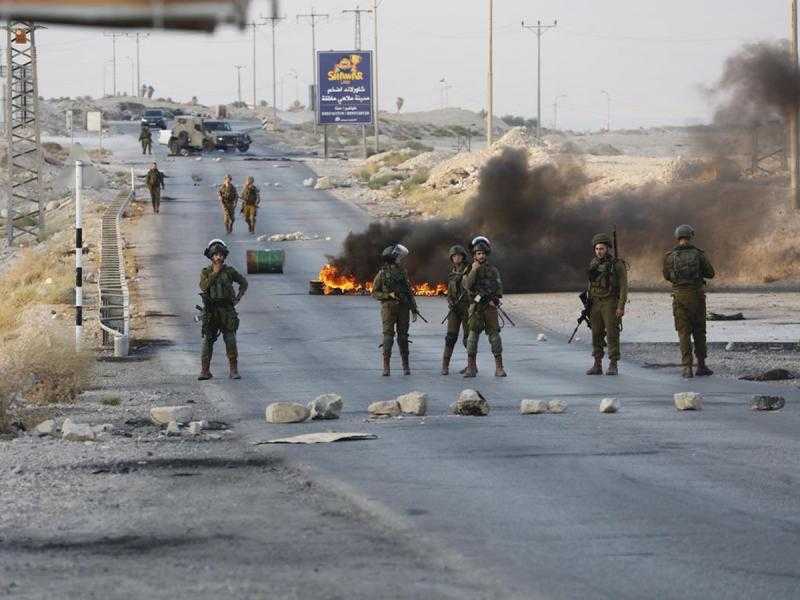الاحتلال الإسرائيلي يشدد إجراءاته العسكرية عند حاجز الحمرا في الأغوار