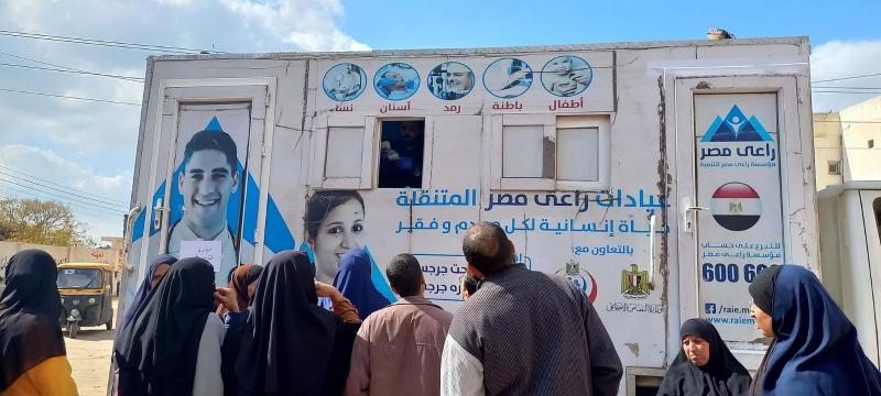 الكشف على 300 مريض في قافلة طبية بقرية عزبة الشناوي في البحيرة|صور