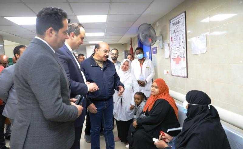 محافظ أسوان يتابع منظومة التأمين الصحي الشامل داخل وحدة طب أسرة الخزان غرب