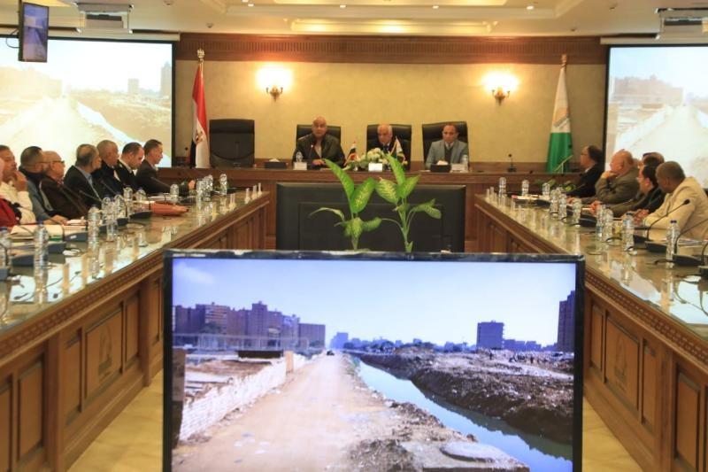 محافظ الجيزة يناقش نسب تنفيذ تجديد وتحويل المرافق المتعارضة مع المشروعات القومية