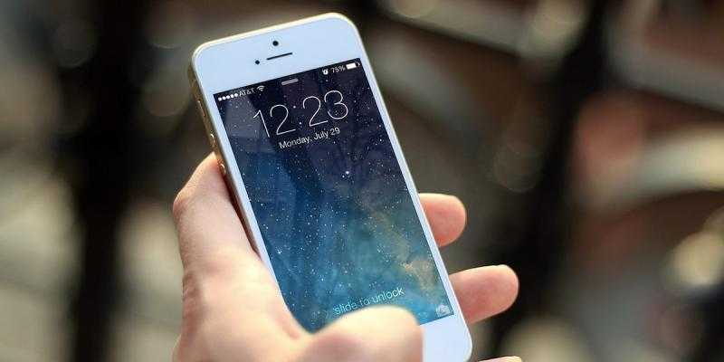 ”أبل” تقدم النصيحة بشأن كيفية تجفيف هواتف ”آيفون” المبتلة