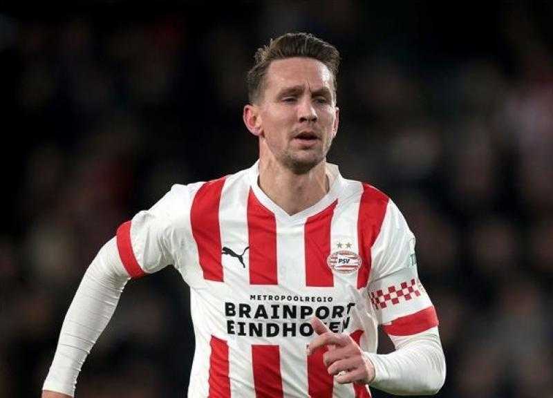 هاتريك دي يونج يقود آيندهوفن لفوز كاسح بسباعية في الدوري الهولندي
