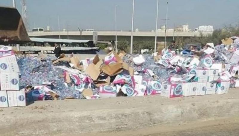 انقلاب تريلا محملة بالمياه المعدنية أعلى كوبري سندوب بالمنصورة