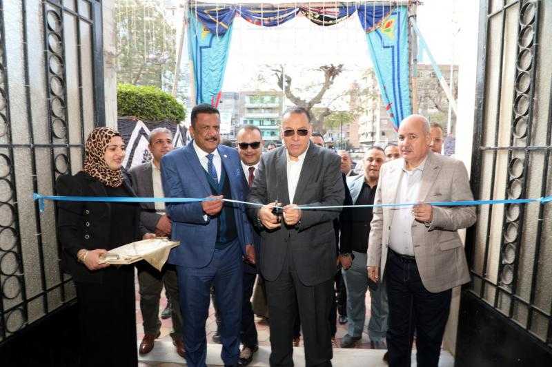 محافظ الشرقية يفتتح معرض السلع والمواد الغذائية والملابس بالزقازيق.. صور