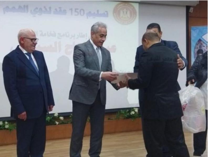 وزير العمل يسلم عقود وظائف لذوي الهمم في بورسعيد.. صور