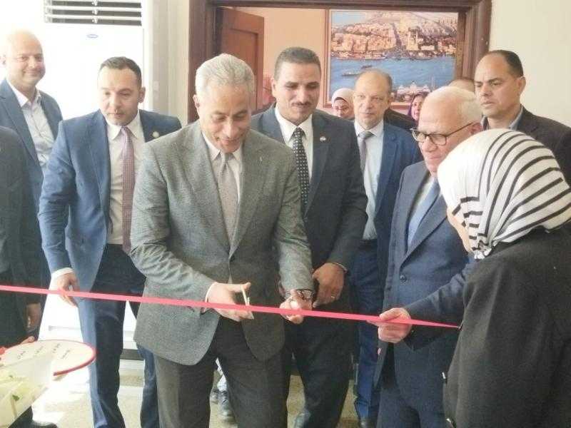 وزير العمل ومحافظ بورسعيد يفتتحان معرض منتجات المتدربات في مجال تفصيل الملابس