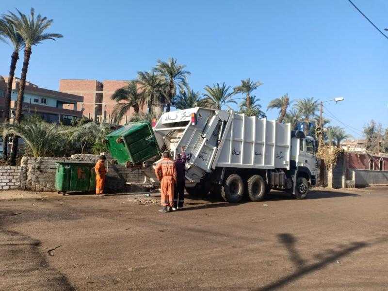 محافظ أسيوط: حملات نظافة وتسوية وتمهيد طرق بـ 4 مراكز أسفرت عن رفع 570 طن قمامة