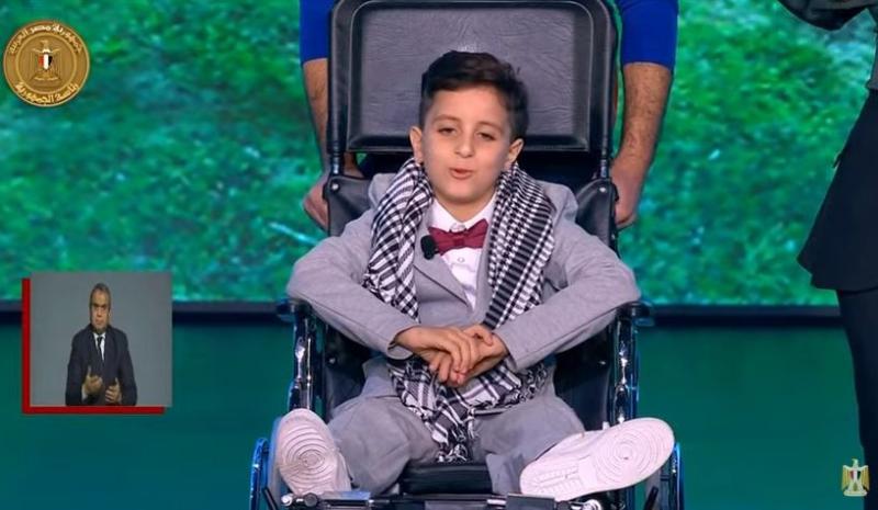 طفل فلسطيني يروي مأساته باحتفالية قادرون باختلاف.. ويؤكد: هرجع غزة تاني