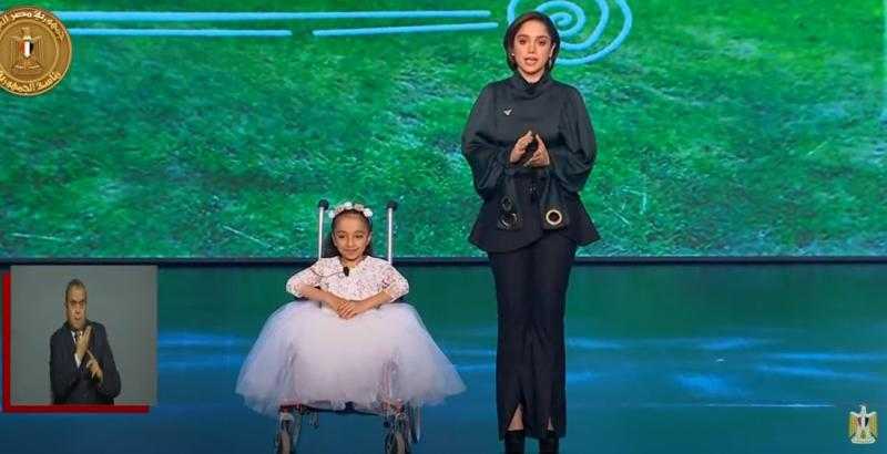 ”حضرتك لك هيبة”.. رنا رئيس تتلعثم أمام الرئيس
