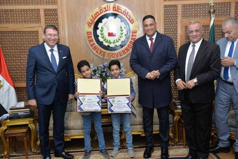 محافظ الدقهلية يكرم توأمين حاصلين على المراكز الأولى عالميا بمسابقة الحساب الذهني بتايوان