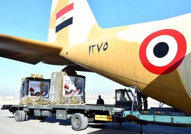 فلسطيني يعرض مكونات حقيبة مساعدات من الإنزال الجوي