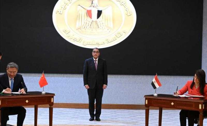 مدبولي يشهد توقيع شهادة التسليم الخاصة بمشروع الأقمار الصناعية
