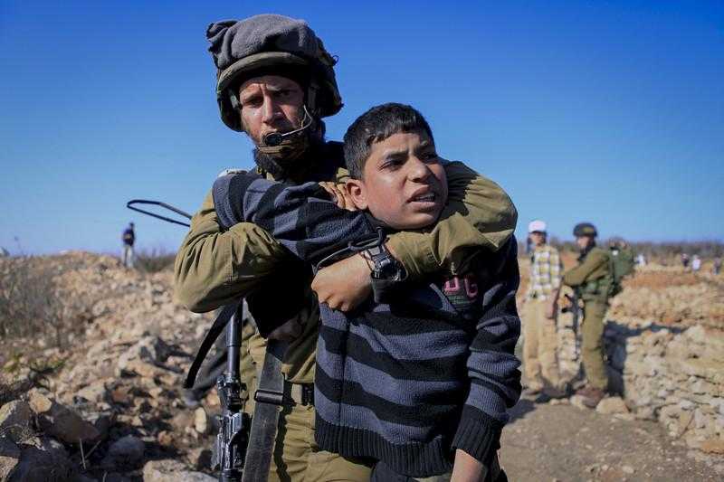 فلسطيني يوثق استهداف الاحتلال لمواطنين يحصلون على الدقيق: مبسوطين على الظلم اللي إحنا فيه