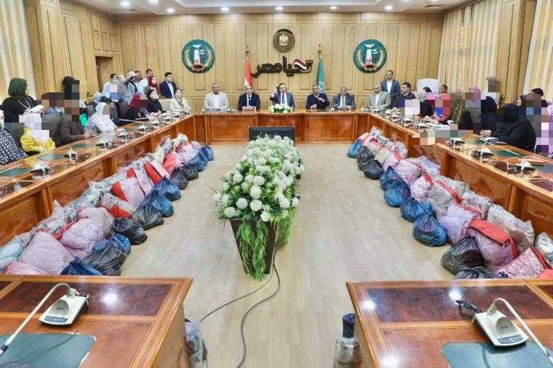 محافظ المنوفية يوزع مساعدات مالية وعينية لأكثر من 100 حالة من الأولى بالرعاية